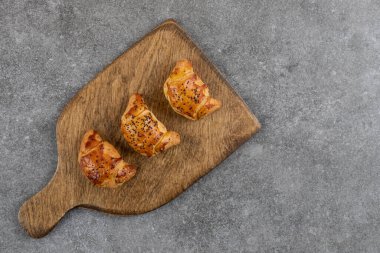 Tahta kesme tahtasında üç taze ev yapımı altın kurabiye. Yüksek kalite fotoğraf