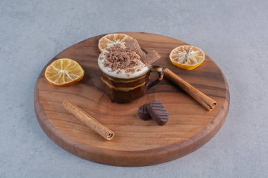 Tahta tahtada bir fincan sıcak çikolata ve lezzetli atıştırmalıklar. Yüksek kalite fotoğraf