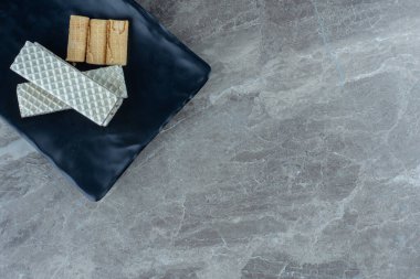 Siyah tabakta taze waffle dilimleri. Üst Manzara. Yüksek kalite fotoğraf