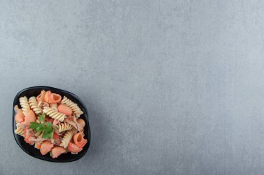 Fusilli ve kırmızı kabuklu makarna siyah kasede. Yüksek kalite fotoğraf