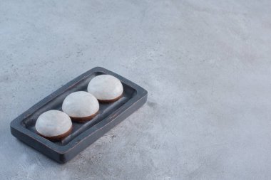 Yuvarlak jöleli bisküviler taştan arka planda siyah tabakta. Yüksek kalite fotoğraf