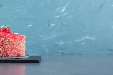 Siyah kesme tahtasının üzerinde çilekli kek var. Yüksek kalite fotoğraf