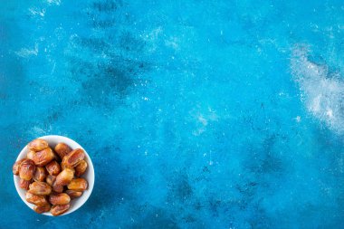 Mavi arka planda, bir kasede kurutulmuş paskalya. Yüksek kalite fotoğraf