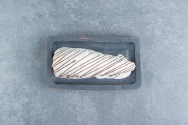 Siyah tabakta kremayla dolu hamur işleri. Yüksek kalite fotoğraf