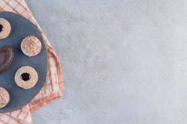 Tahta parçasında lezzetli mantarlı bisküvi çeşitleri. Yüksek kalite fotoğraf