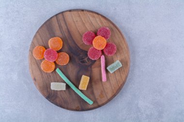 Renkli şekerlerle dolu ahşap bir kesme tahtası. Yüksek kalite fotoğraf