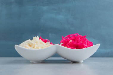  Servis tabağında lahana turşusu, mermer arka planda. Yüksek kalite fotoğraf