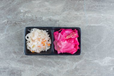 Konserve lahana pembesi ve beyaz manzaralı. Yüksek kalite fotoğraf