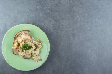 Yeşil tabak yumurta ve ekmek dilimi. Yüksek kalite fotoğraf