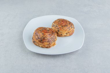 Beyaz tabakta çikolatalı iki hamur işi. Yüksek kalite fotoğraf