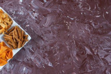 Kabında ekmek kırıntıları olan cips, mermer arka planda. Yüksek kalite fotoğraf