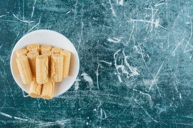 Lezzetli gözlemeler beyaz kasede yuvarlanıyor. Yüksek kalite fotoğraf