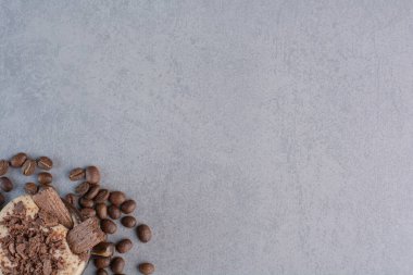 Taş zeminde bir fincan sıcak çikolata ve kahve çekirdeği. Yüksek kalite fotoğraf