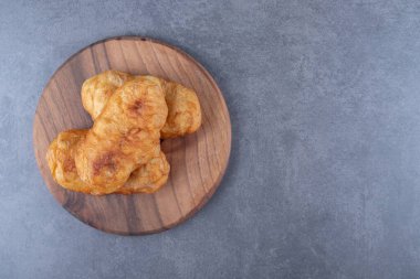 Kızarmış pirozhki güvertede, mermer arka planda. Yüksek kalite fotoğraf