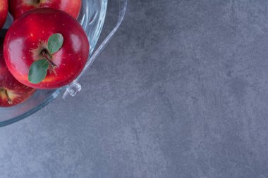 Elma ve kivi meyveleri kasede, mermer arka planda. Yüksek kalite fotoğraf