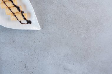 Yaprak şeklinde tabakta nefis gözleme ruloları. Yüksek kalite fotoğraf