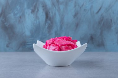 Dilimlenmiş mor lahana kasede, mermer arka planda. Yüksek kalite fotoğraf