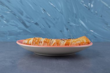 Mermer arka planda, tabakta susamlı köfte. Yüksek kalite fotoğraf