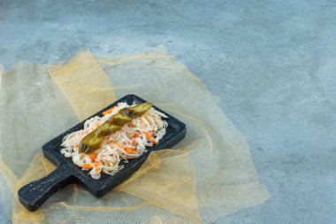 Mavi arka planda salatalıklı mayalanmış lahana turşusu. Yüksek kalite fotoğraf