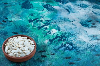 Mermer arka planda, kasede beyaz çekirdekler. Yüksek kalite fotoğraf