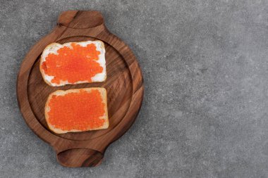 Kırmızı havyarlı iki taze sandviçin üst görüntüsü. Yüksek kalite fotoğraf