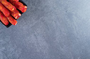 Mermer arka planda, bir kasede Türk lokumu. Yüksek kalite fotoğraf