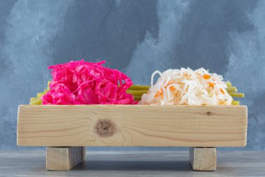 Mayalanmış lahana. Tahta üzerinde çeşitli lahana turşusu. Yüksek kalite fotoğraf