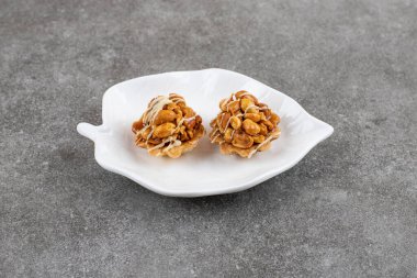 Beyaz tabakta taze kurabiyelerin fotoğrafını çek. Yüksek kalite fotoğraf