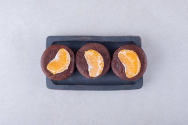 Mandalina dilimli çikolatalı kurabiyeler. Ahşap tepside, mermer arka planda. Yüksek kalite fotoğraf