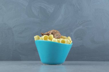 Conchiglie makarnası ve ızgara et. Yüksek kalite fotoğraf