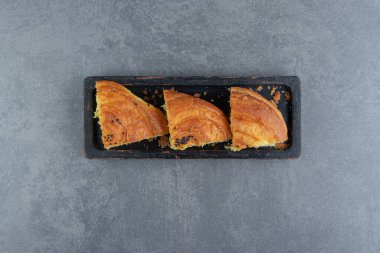 Siyah tabakta dilimlenmiş taze hamur işi. Yüksek kalite fotoğraf