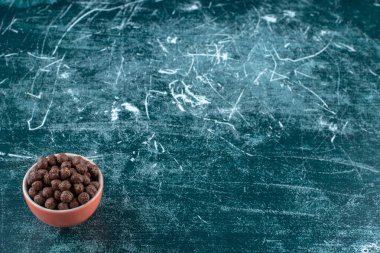 Mavi arka planda bir fincan mısır topu. Yüksek kalite fotoğraf