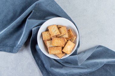 Taş zeminde beyaz kraker kasesi. Yüksek kalite fotoğraf