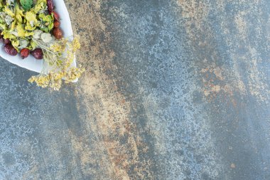 Kurumuş organik gül ve yapraklı tabakta çiçekler. Yüksek kalite fotoğraf