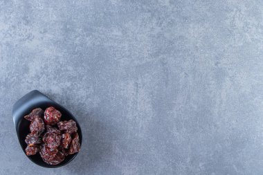 Bir kase kurutulmuş erik, mermer arka planda. Yüksek kalite fotoğraf
