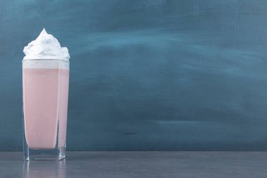 Kremalı bir bardak şekerli milkshake. Yüksek kalite fotoğraf