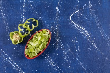 Kırmızı kase mermer zemin üzerinde taze yeşil dolma biber halkaları. Yüksek kalite fotoğraf