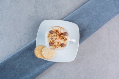 Taş zeminde köpüklü sıcak kahve ve bisküvi. Yüksek kalite fotoğraf