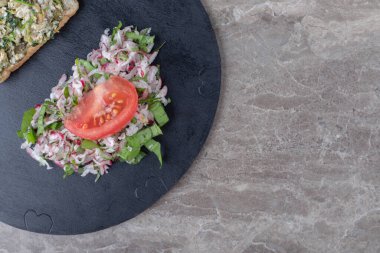 Kara tahtada lezzetli salatalı tost. Yüksek kalite fotoğraf