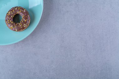 Renkli serpiştirilmiş lezzetli çikolatalı donut tabağı. Yüksek kalite fotoğraf