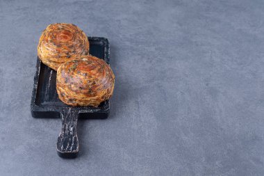 Mermer arka planda, tahtada nefis gogals. Yüksek kalite fotoğraf