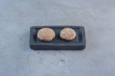 Siyah tabağa yerleştirilmiş iki lezzetli mantar topu. Yüksek kalite fotoğraf