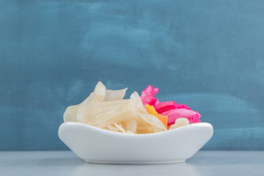 Yeşil ve kırmızı lahana turşusunu bir kasede, mermer arka planda. Yüksek kalite fotoğraf