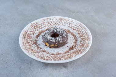 Taş zeminde lezzetli, çikolatalı donut tabağı. Yüksek kalite fotoğraf
