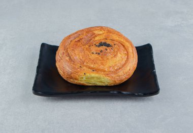 Siyah tabakta taze hamur işi gogal. Yüksek kalite fotoğraf