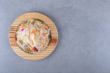 Ahşap tabakta mermer arka planda sebze turşusu. Yüksek kalite fotoğraf