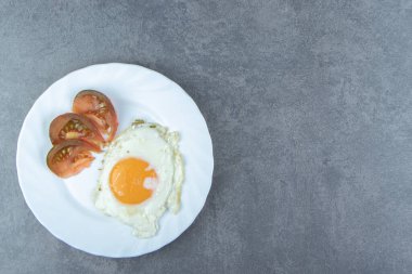 Beyaz tabak yumurta ve domates. Yüksek kalite fotoğraf