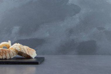 Kara tahtada kremalı lezzetli hamur işleri. Yüksek kalite fotoğraf