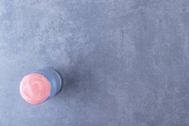 Pembe, parlak mavi kahve, mavi arka planda. Yüksek kalite fotoğraf