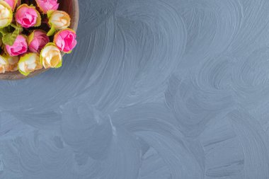 Beyaz arka planda, bir kasede renkli çiçekler. Yüksek kalite fotoğraf